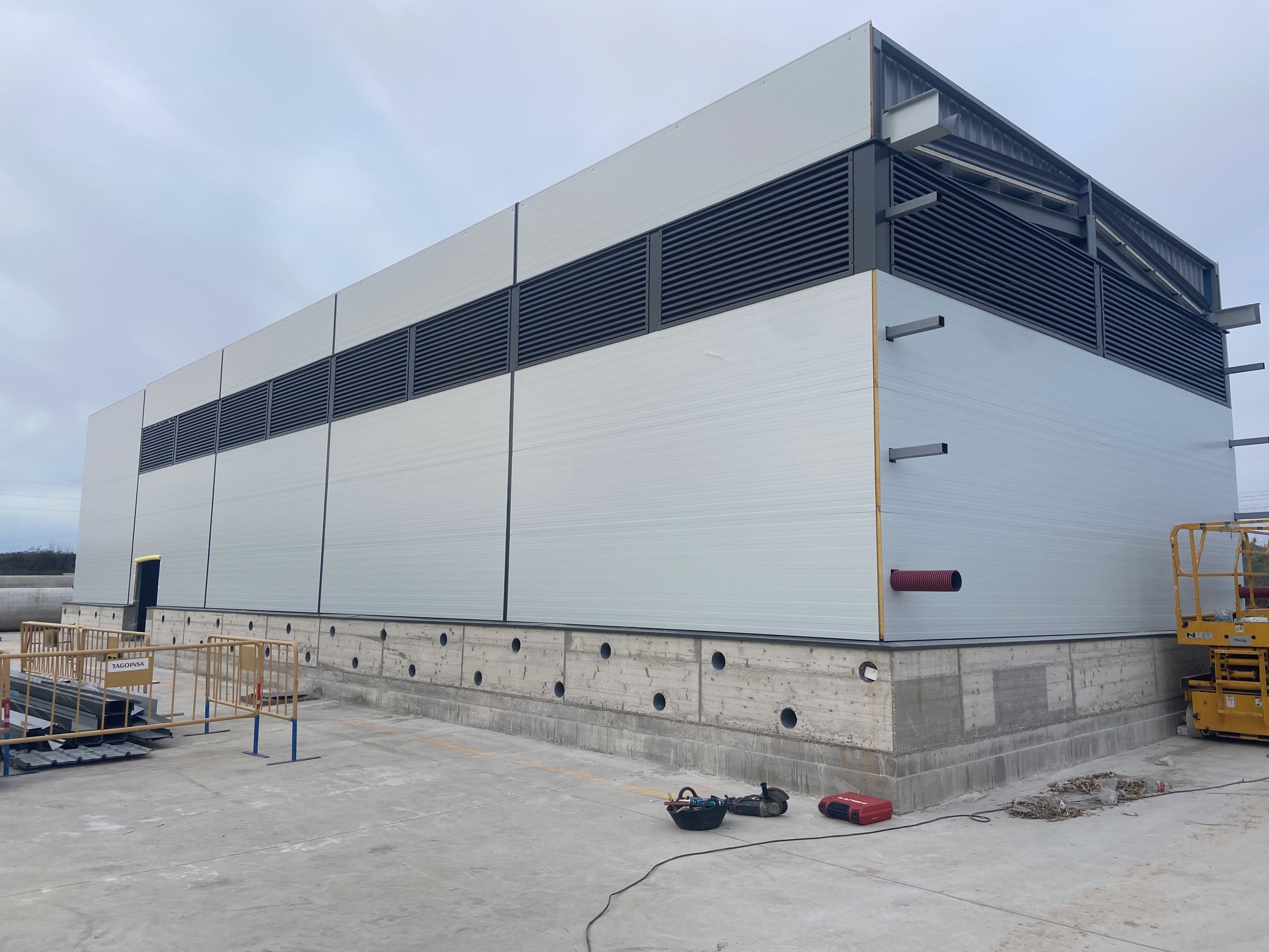 Cubierta y fachada de panel sándwich